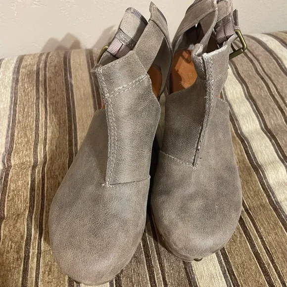 Clog Heels - Picture 2 of 8